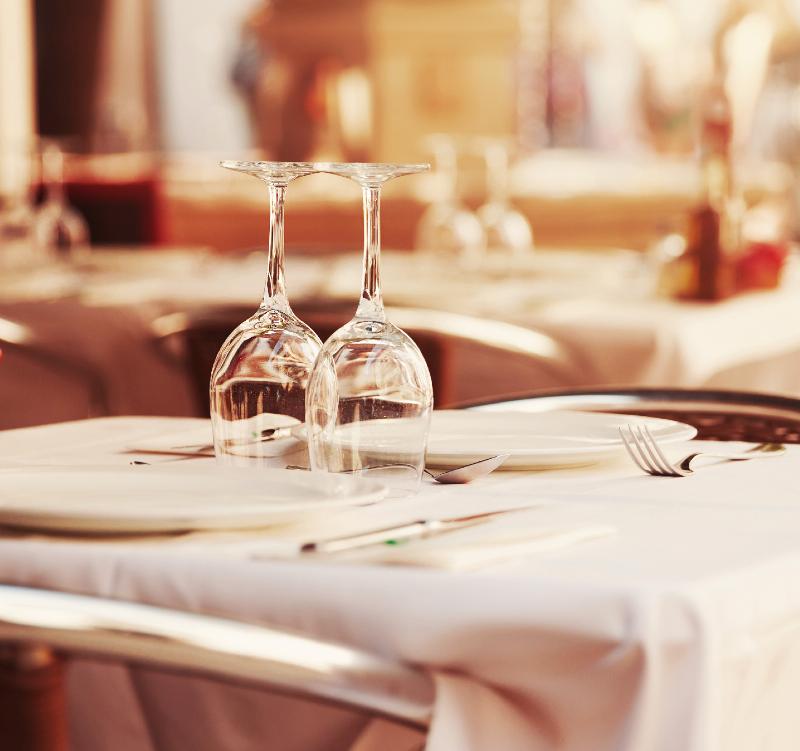 Restaurant de Clermont-Ferrand avec une ambiance conviviale et des convives savourant un repas